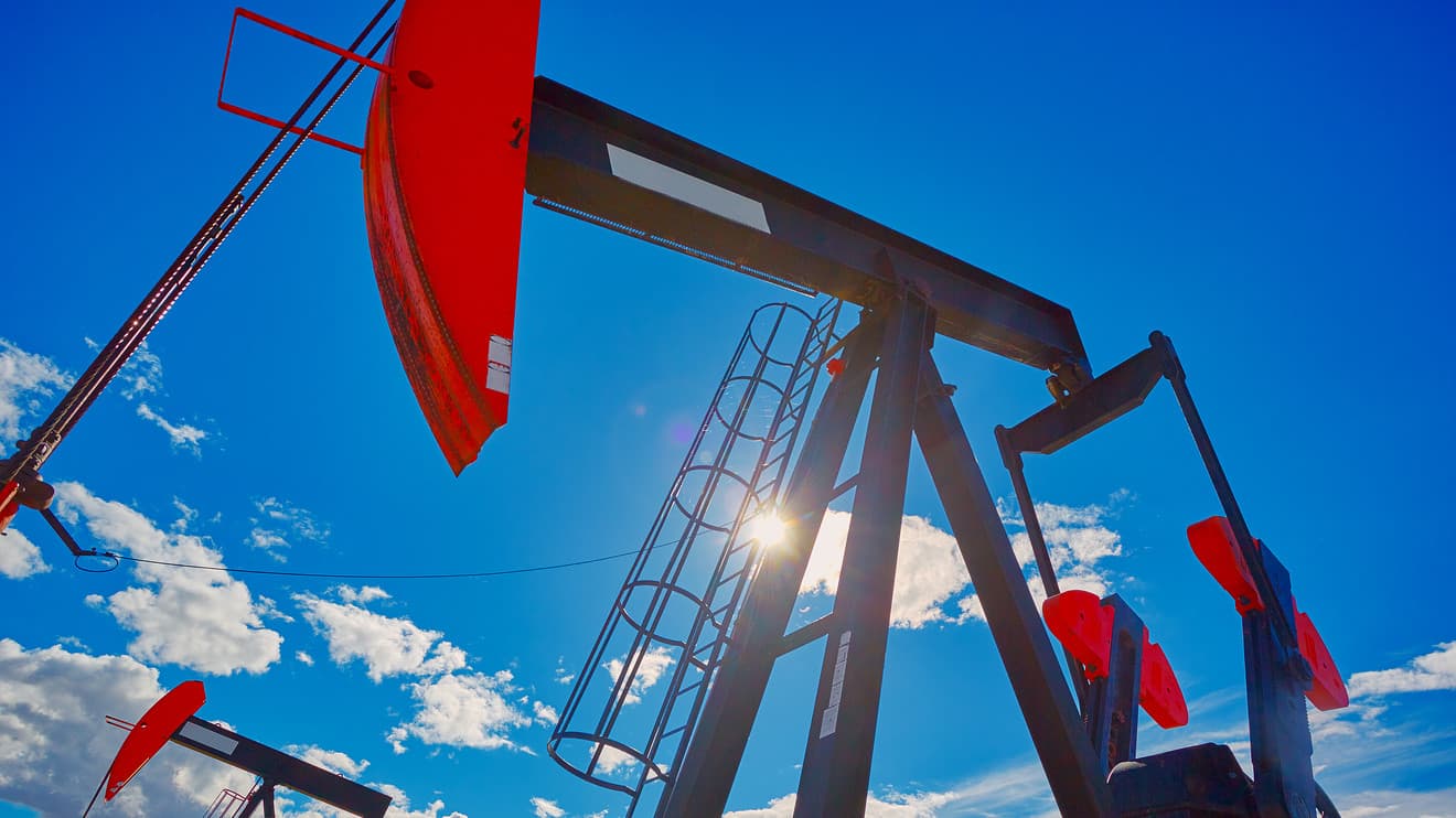 U.S. oil ekes out a gain as futures close out declines for month, quarter and year