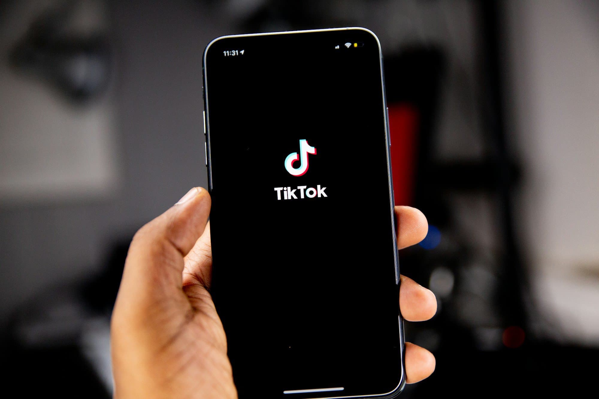 Amazon's Last-Minute Bid for TikTok Amid Looming U.S. Ban cover