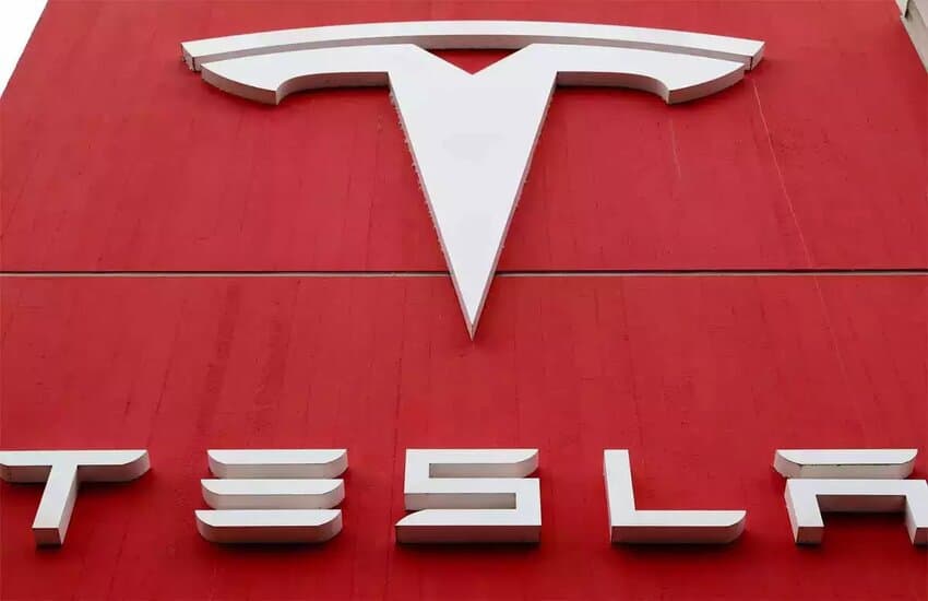 Tesla Falls as Musk's Feud with Trump Escalates Over Tax Bill and EV Credits cover