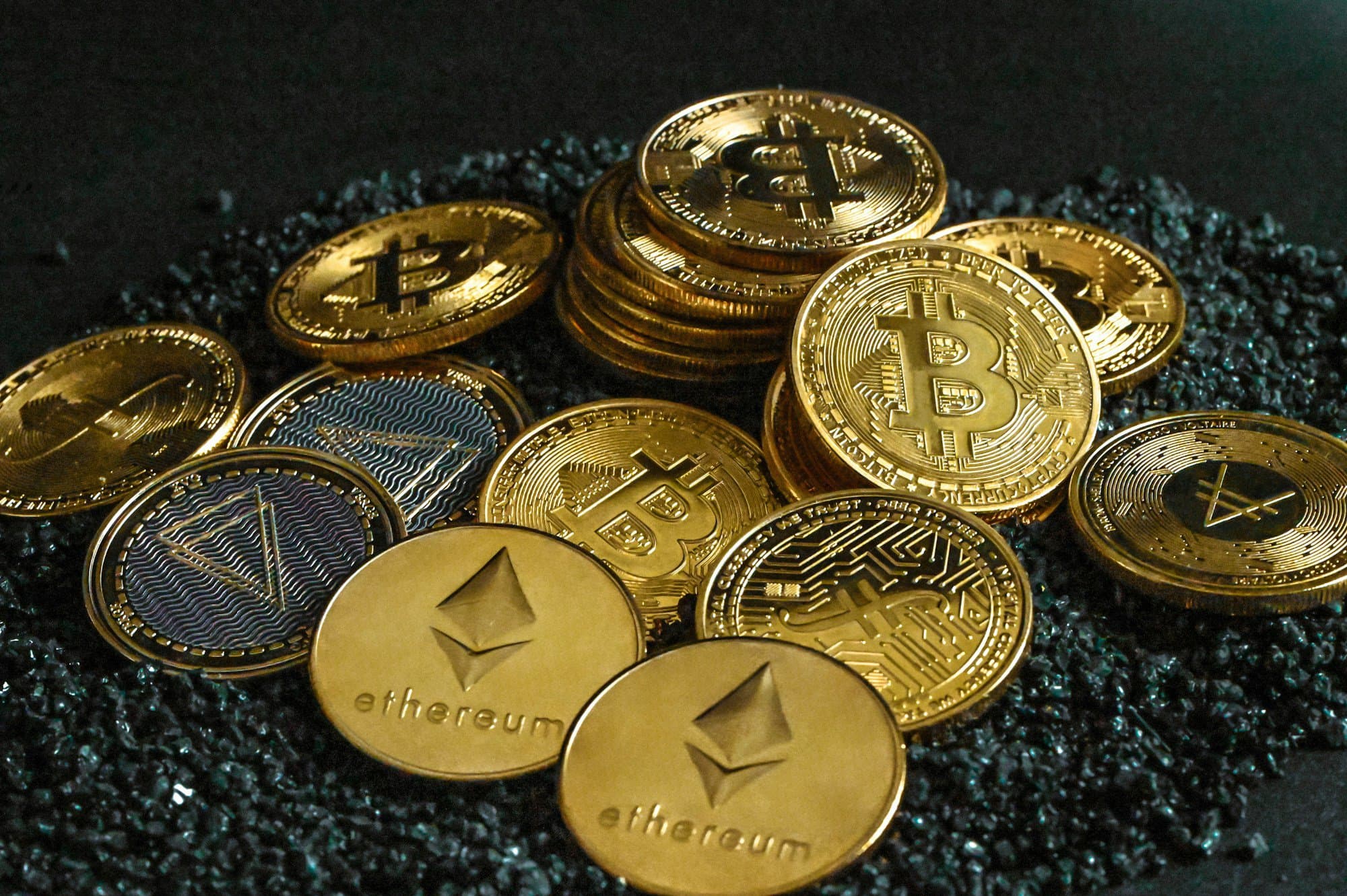 Crypto Stocks Surge as Trump’s Executive Order Opens 401(k) Plans to Alternative Assets cover