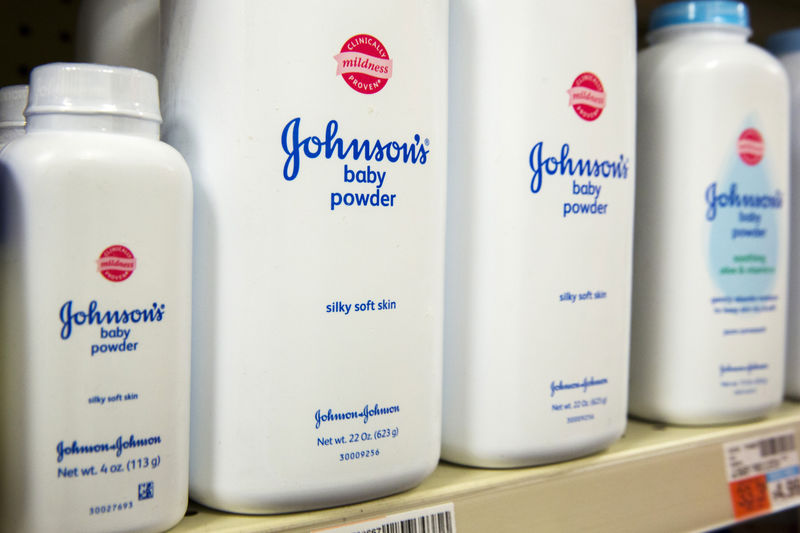 © Reuters. FILE PHOTO: Bottles of Johnson & Johnson baby powder line a drugstore shelf in New York
