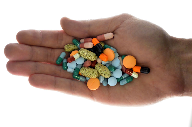 © Reuters. FILE PHOTO:  A person holds pharmaceutical tablets and capsules in illustration picture in Ljubljana