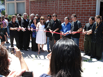 Ribbon_cutting_burbank