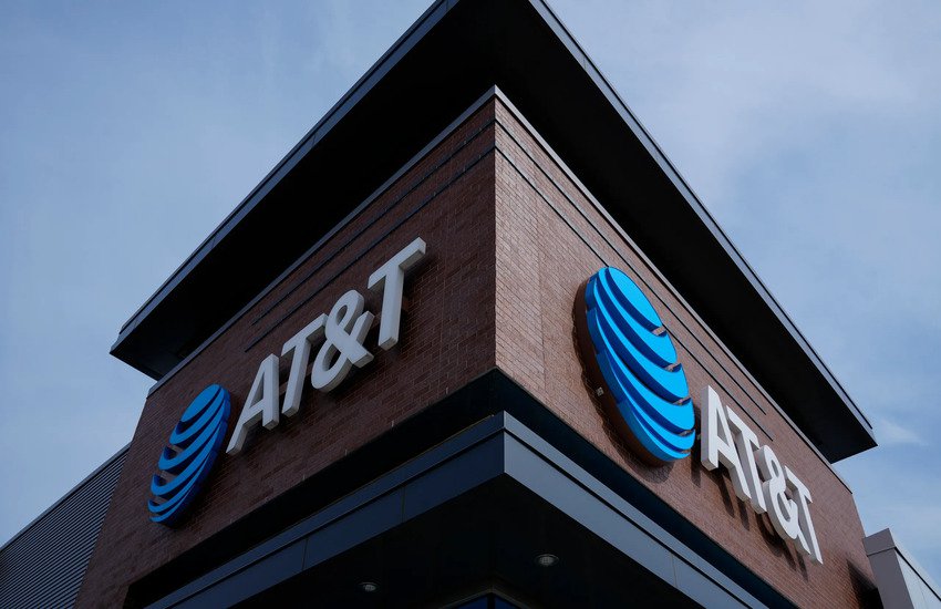 AT&T's $5.75 Billion Fiber Power Play: What The Lumen Technologies Deal Means for Investors! cover