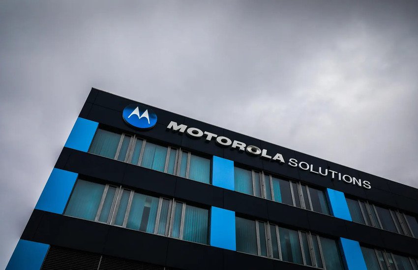 Motorola’s $4.4B Bet on Battlefield Networking: What the Silvus Acquisition Could Mean For Investors! cover