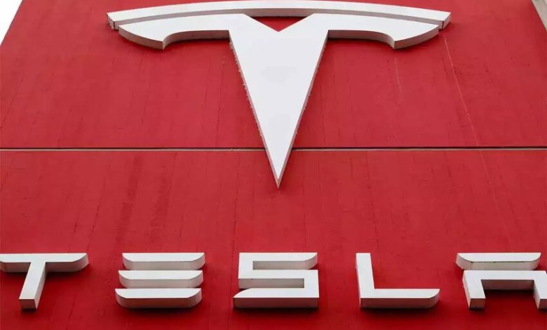 Tesla Falls as Musk's Feud with Trump Escalates Over Tax Bill and EV Credits cover