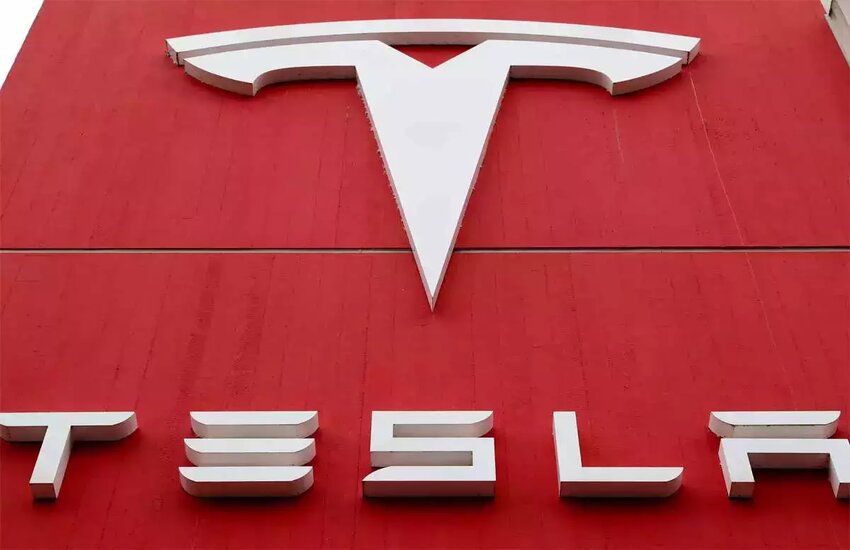Tesla Falls as Musk's Feud with Trump Escalates Over Tax Bill and EV Credits cover